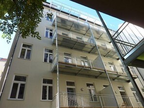 Courtyard - GoVienna Modern Apartment (Vienna)