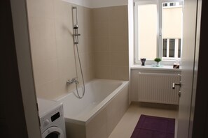 Apartamento conforto, 1 quarto, sacada, no pátio | Banheiro | Chuveiro/banheira combinados, secador de cabelo, toalhas de banho 