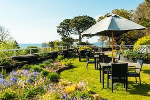 Lunch and dinner served