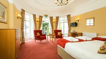 Phòng Club (Family) | Bàn, màn/rèm cản sáng, bàn ủi/dụng cụ ủi quần áo