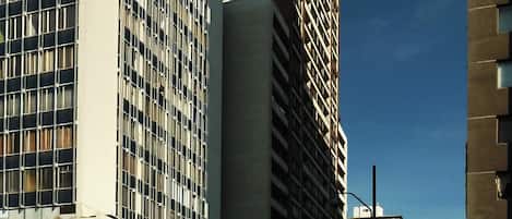 En bygning med flere etager i moderne arkitektur, med facader af både glas og beton.