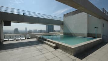 Una piscina al aire libre de temporada