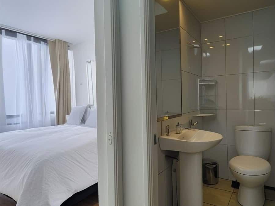 Baignoire relaxante profonde, douche à « effet pluie »