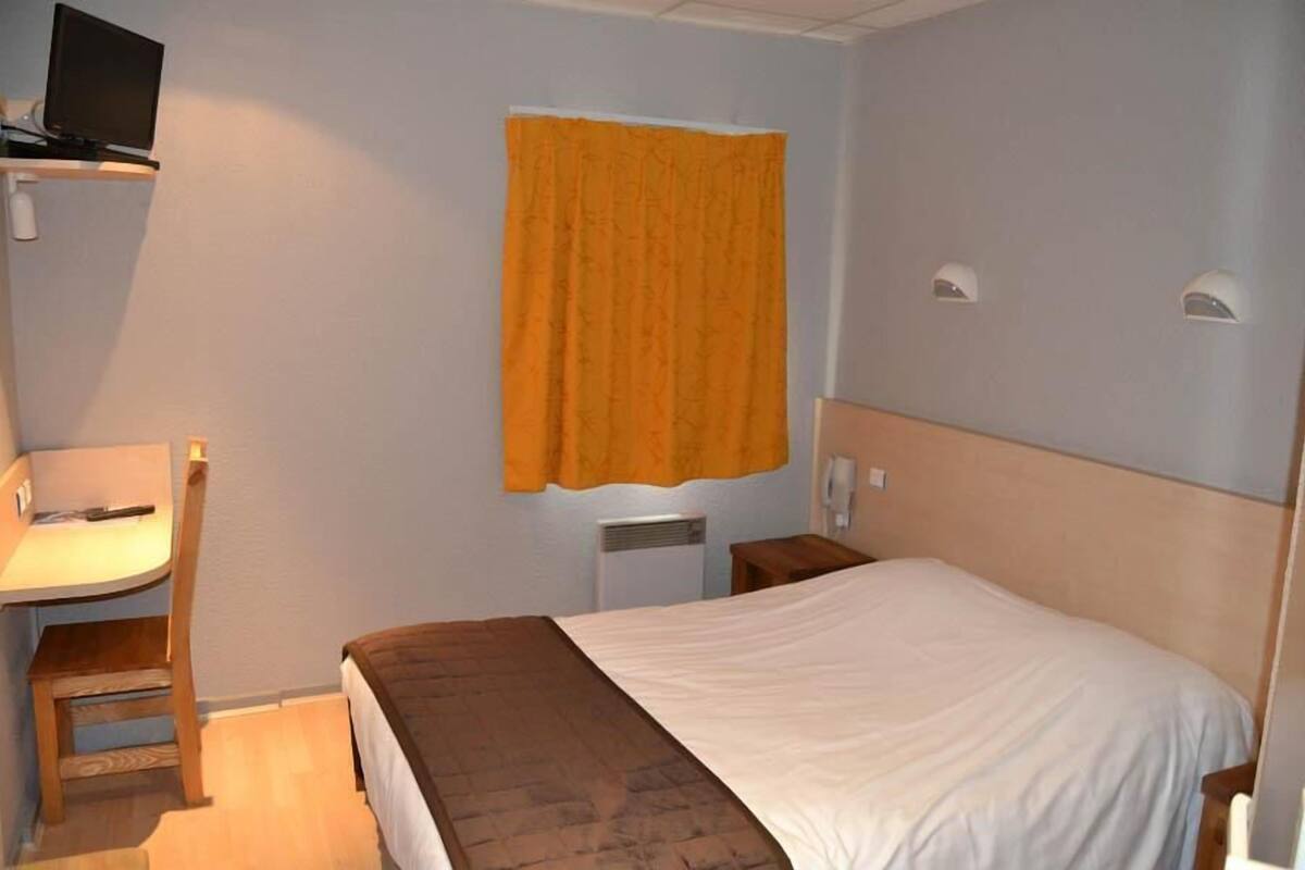 Desk, cribs (surcharge), WiFi (free)