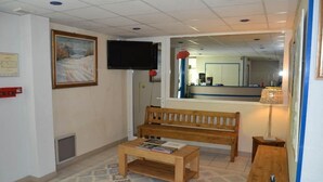 Lobby - Lac'Hotel (Montreal-la-Cluse)