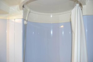 Bathroom shower - Lac'Hotel (Montreal-la-Cluse)