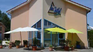 Front of property - Lac'Hotel (Montreal-la-Cluse)