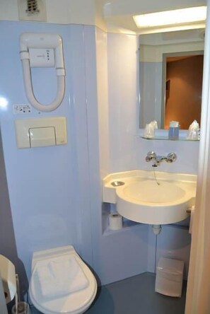 Shower, hair dryer, towels - Lac'Hotel (Montreal-la-Cluse)