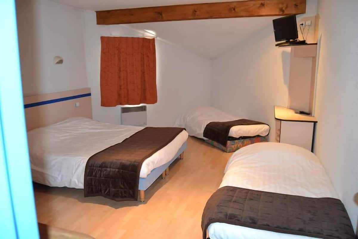 Family Room | Desk, cots/infant beds, free WiFi