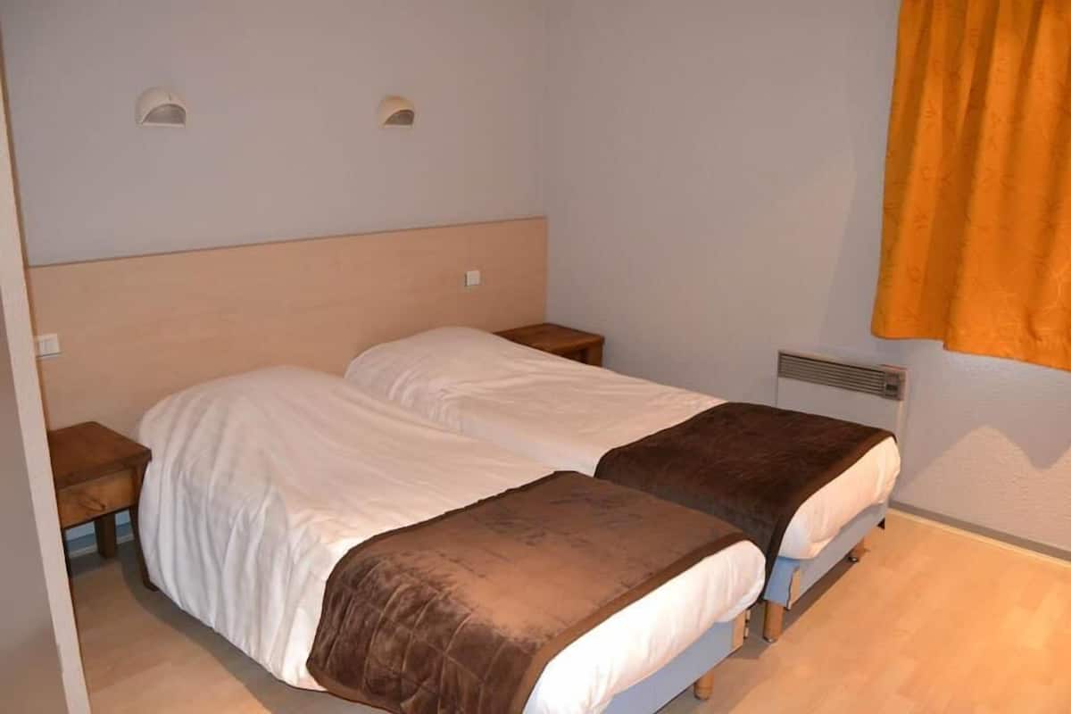 Desk, cribs (surcharge), WiFi (free)
