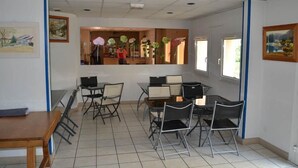 Lobby sitting area - Lac'Hotel (Montreal-la-Cluse)