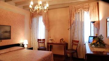 Minibar, con arredamento individuale, una scrivania