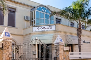 Fachada de la propiedad