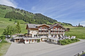 Front of property - Hotel Steinbock (Mittelberg)