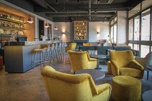 Bar (trong khuôn viên)