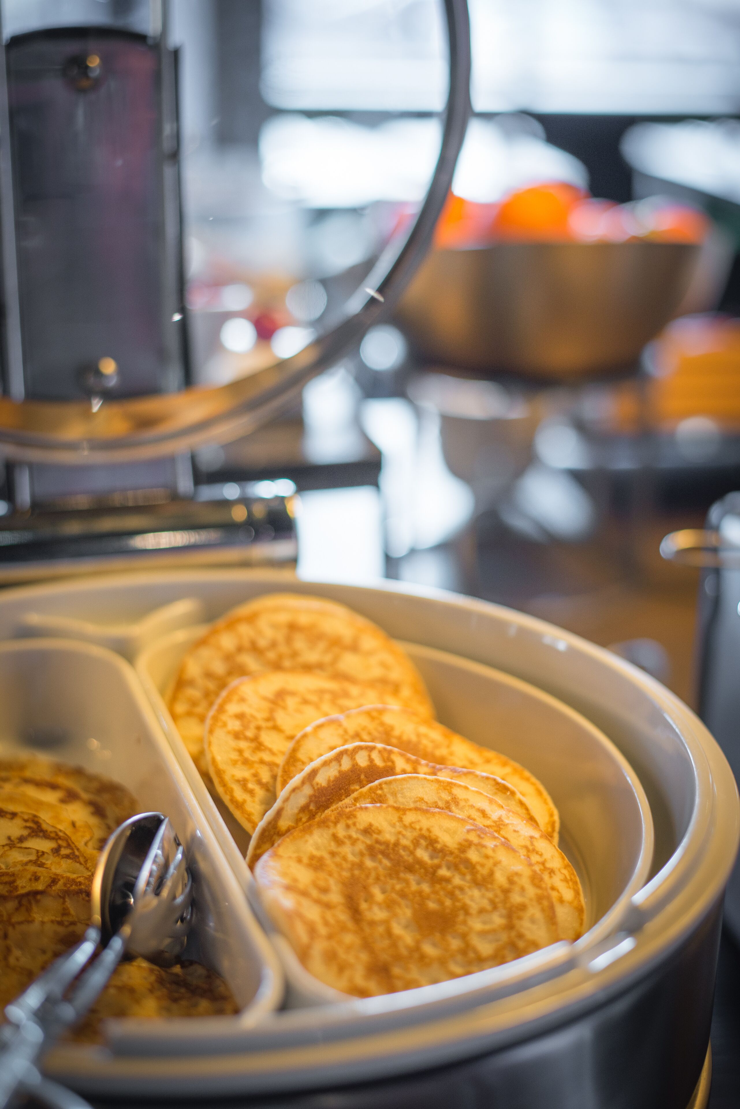 Un bufé con tortitas y una cuchara.