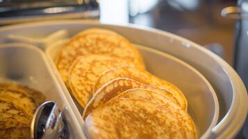 Un bufé con tortitas y una cuchara.