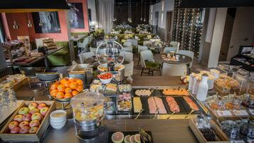 Petit déjeuner buffet (15 EUR par personne)