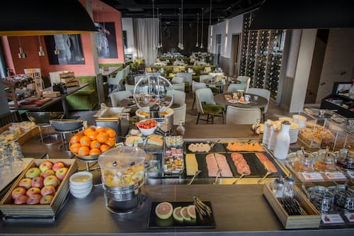 Petit déjeuner buffet servi tous les jours en supplément