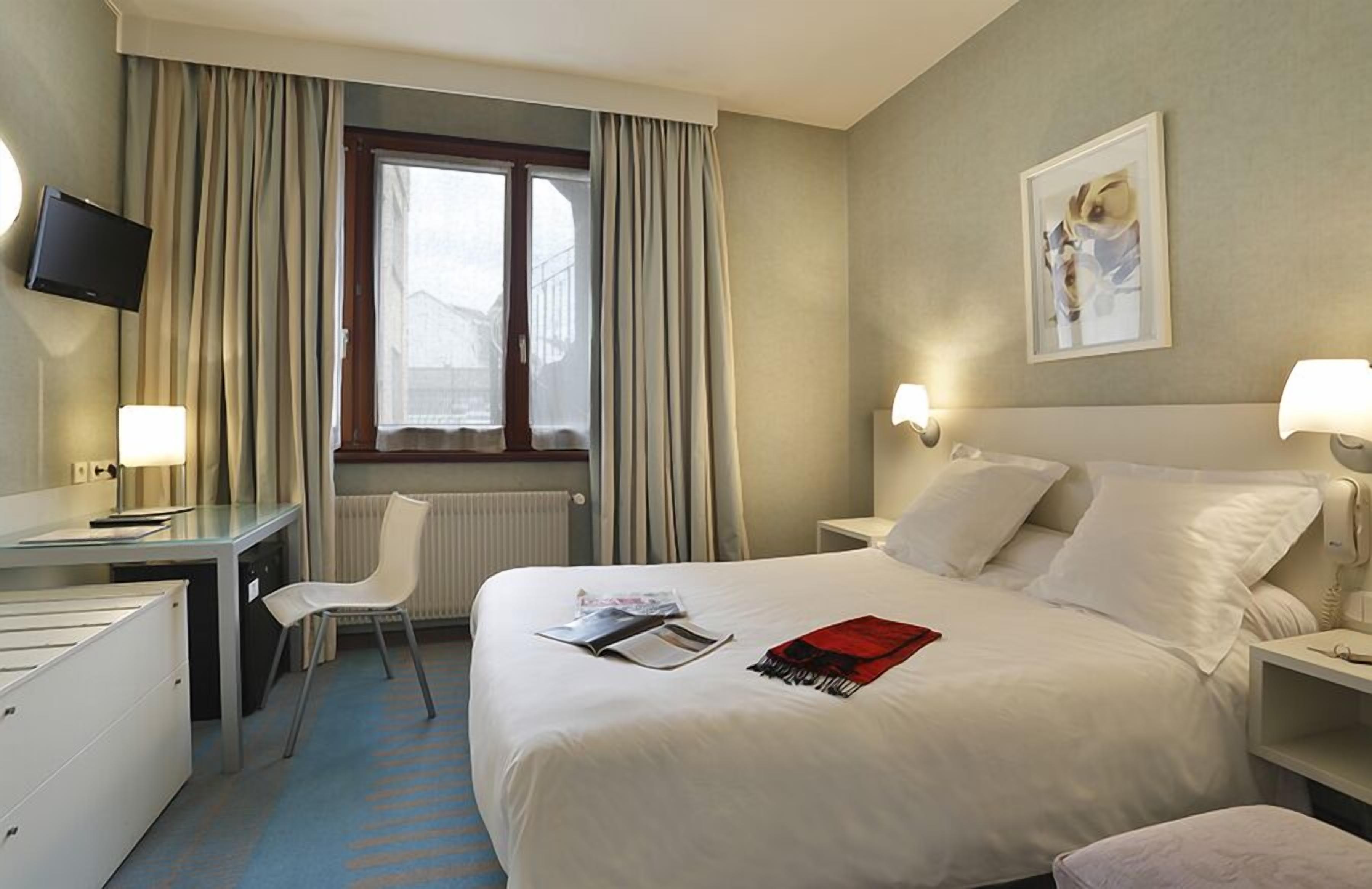 Luxe beddengoed, een kluis op de kamer, een bureau, geluiddichte muren