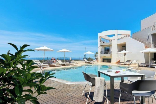 Seasonal outdoor pool, pool umbrellas, sun loungers