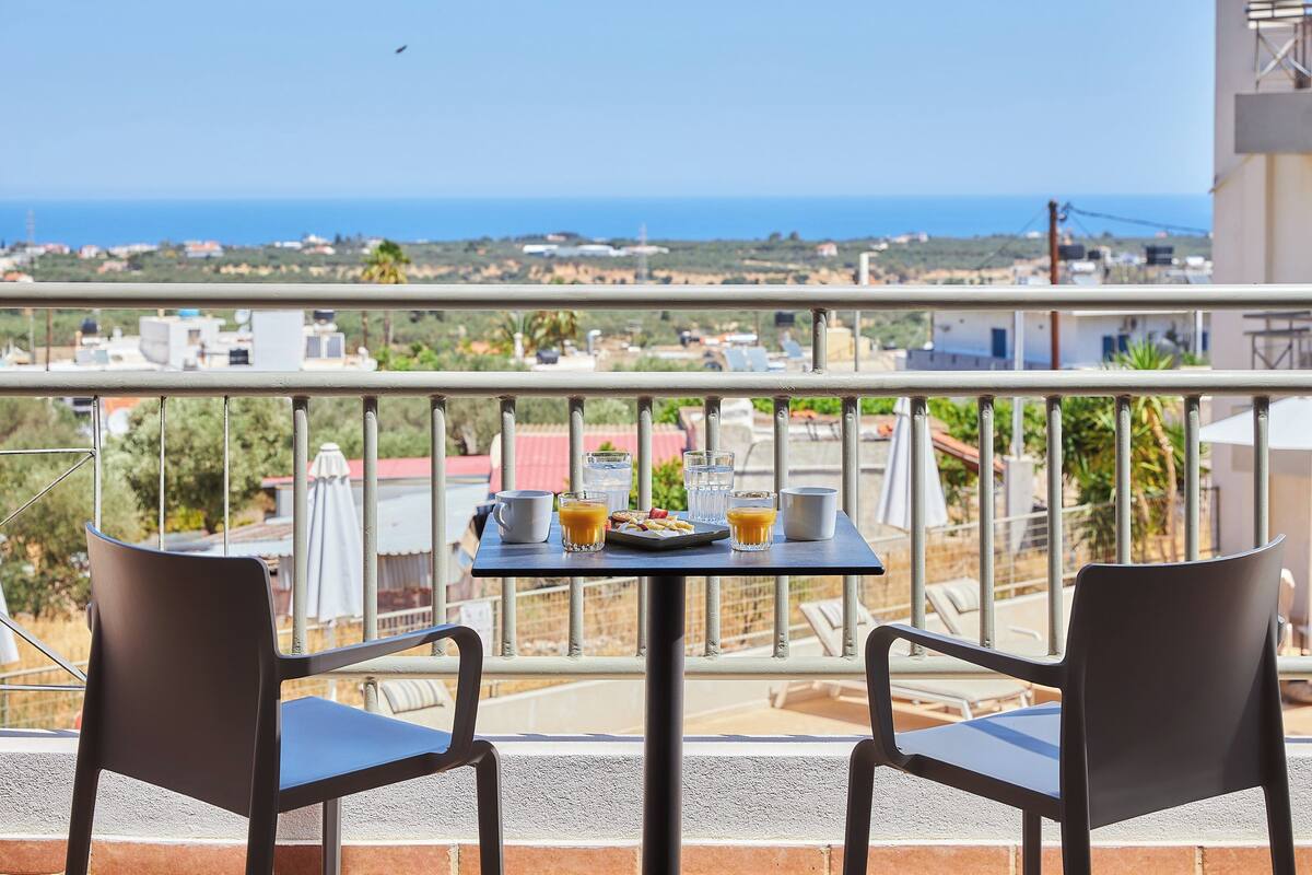Appartement, 1 slaapkamer, uitzicht op zee | 1 slaapkamer, luxe beddengoed, een kluis op de kamer, een bureau