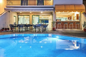 Seasonal outdoor pool, pool umbrellas, pool loungers - Bella Vista Hotel by Checkin (Hersonissos)