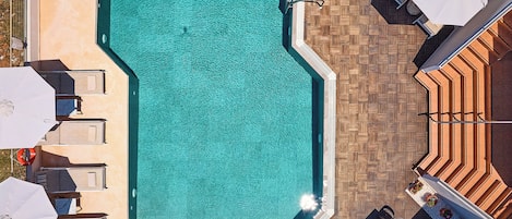 Sæsonbestemt udendørs pool, parasoller, liggestole