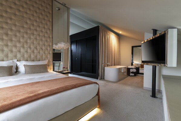 Suite (Mercy) | Premium bedding, minibar, in-room safe, soundproofing - 9Hotel Mercy (Lisbon)