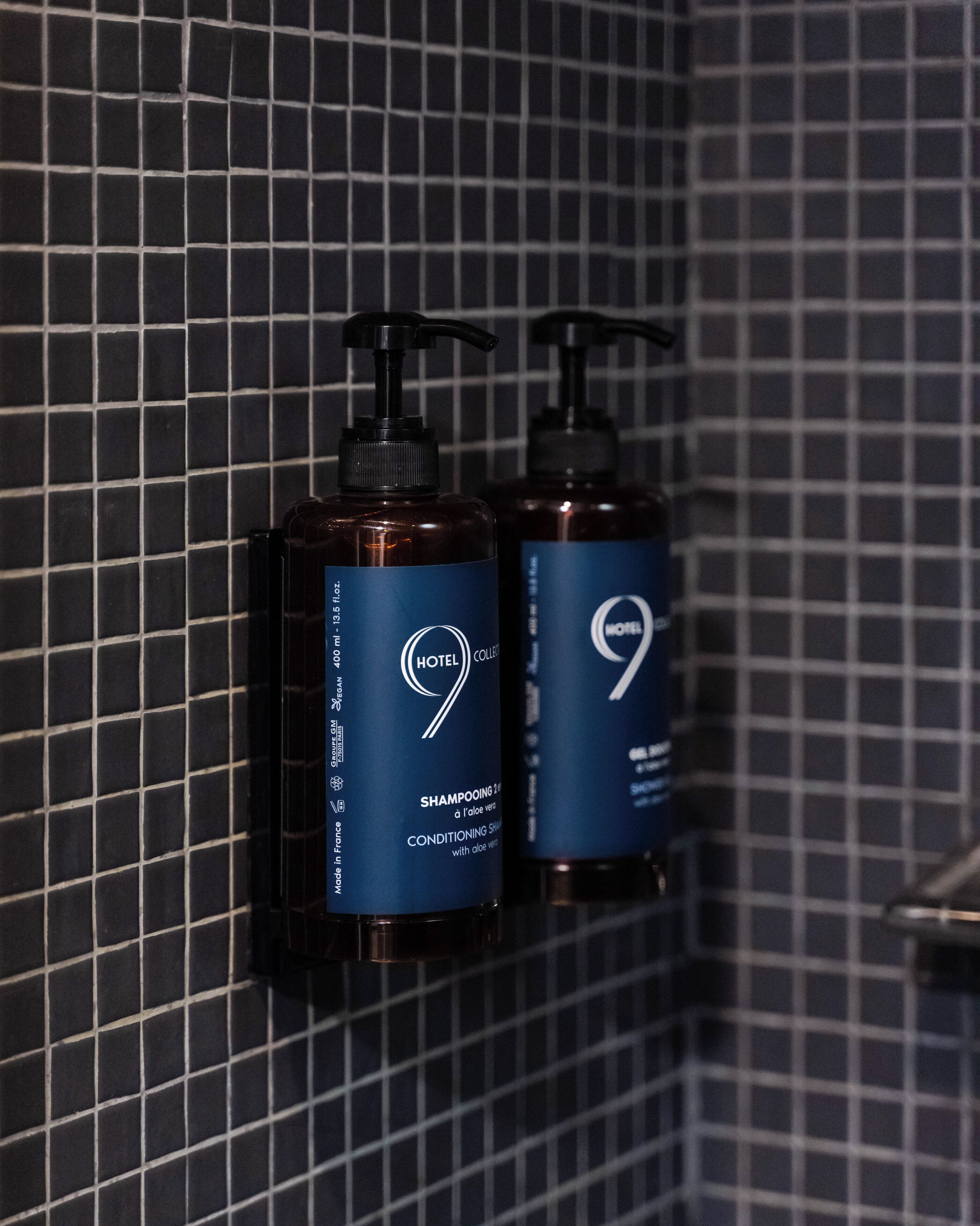 rainfall showerhead, free toiletries, hair dryer, towels