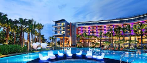 Kolam renang terbuka, kabana percuma, kerusi lepak pantai