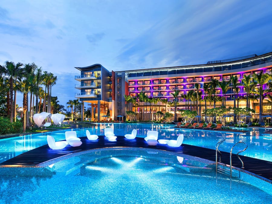 Piscine extérieure, cabanons gratuits, chaises longues