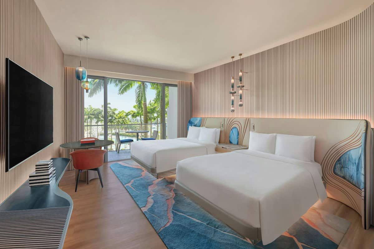 Premier-Zimmer, 2 Queen-Betten, Balkon, Poolblick | 1 Schlafzimmer, Bettwäsche aus ägyptischer Baumwolle