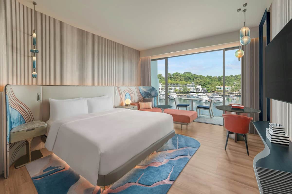 Premier Guest Room, 1 Super King Bed, Balcony, Marina View | Egyptian cotton sheets, premium bedding, minibar, in-room safe