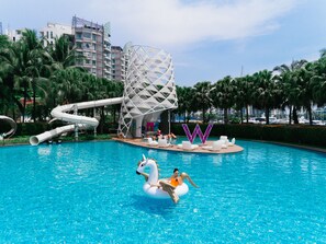 Outdoor pool, free pool cabanas, pool loungers - W Singapore - Sentosa Cove (Newly Renovated) (Singapore)