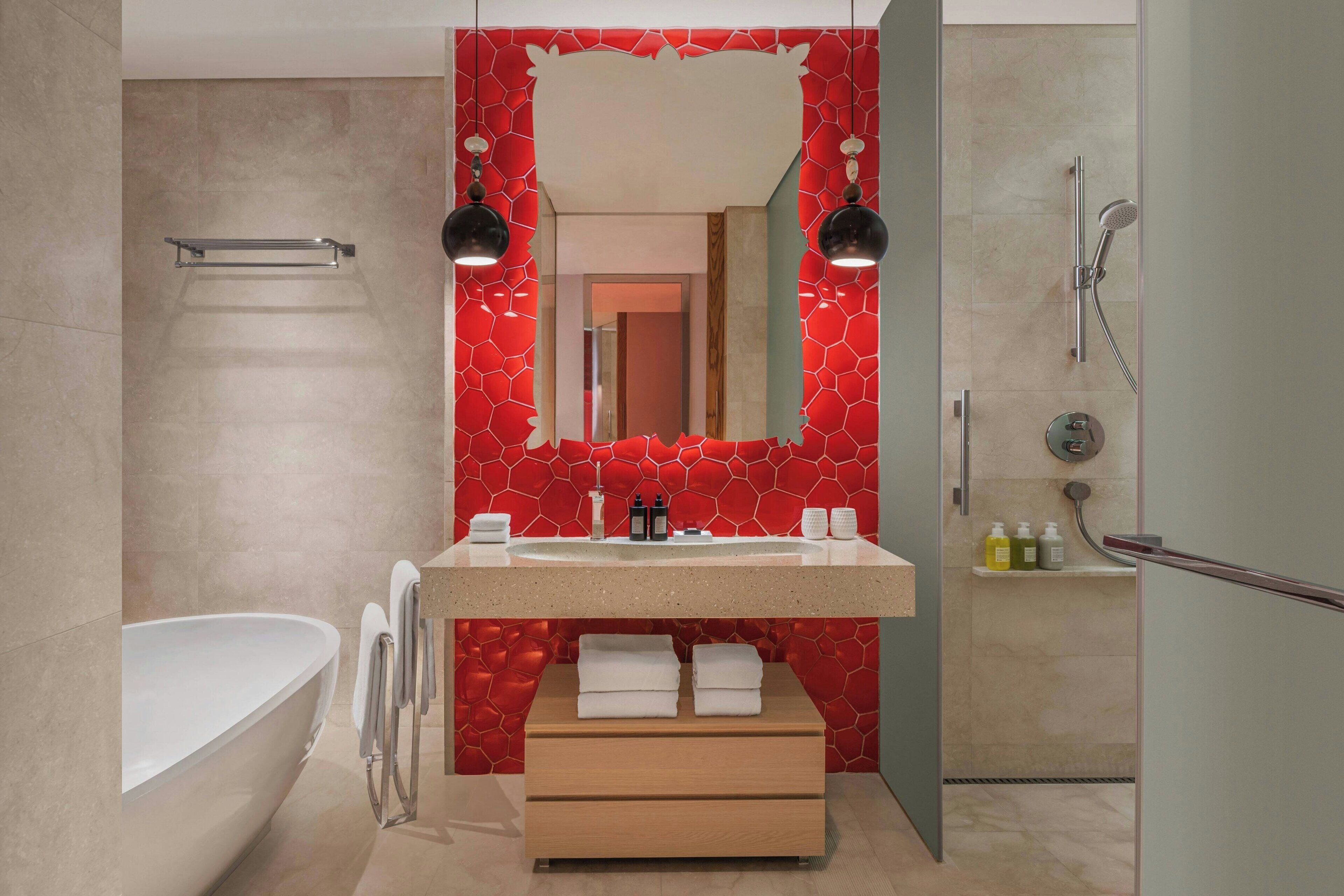 Une salle de bain moderne avec une baignoire sur pieds, un meuble-lavabo avec miroir et un espace douche.