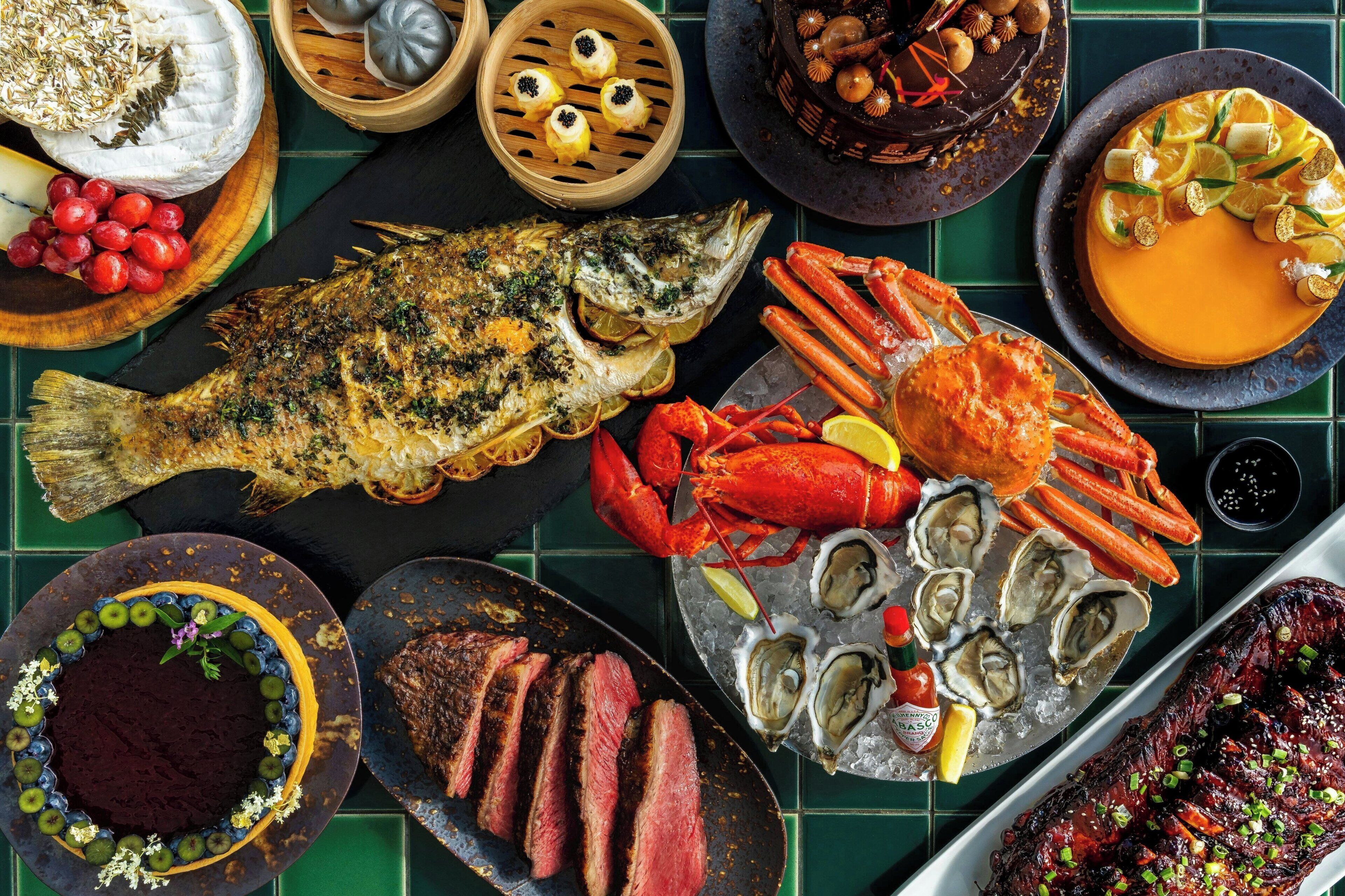 Variedad de platos de mariscos, incluyendo un pescado entero, patas de cangrejo, ostras y filete.