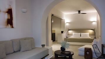 Ropa de cama de alta calidad y caja de seguridad en la habitación