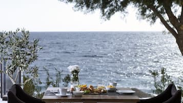 Mittagessen und Abendessen, Blick auf den Strand