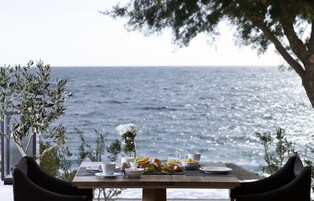 Lunch and dinner served, beach views 