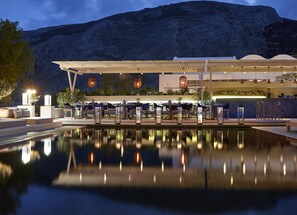 Una piscina al aire libre de temporada, sillones reclinables de piscina