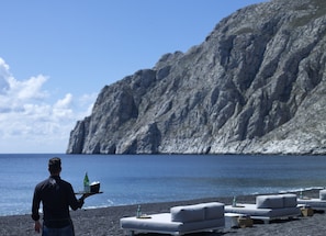 Private beach, black sand, sun-loungers, beach umbrellas - Bellonias Villas (Santorini)