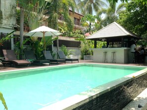 Una piscina al aire libre