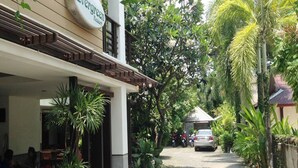 A pathway leading to a building with a sign reading "Evergreen Resort." - Evergreen Resort (Koh Samui)