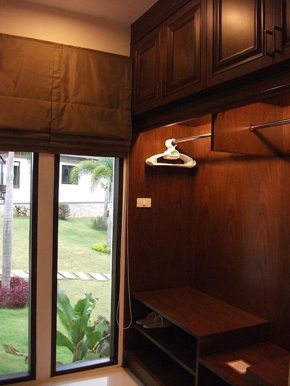 1 bedroom, minibar, individually decorated, individually furnished