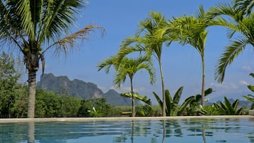 室外游泳池，池畔遮阳伞，日光浴躺椅