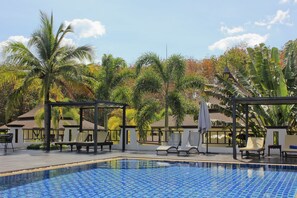 Outdoor pool, pool umbrellas, pool loungers - Leelawadee Garden Resort (Krabi)