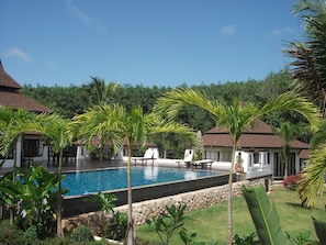 Piscine extérieure, parasols de plage, chaises longues