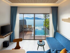 Chambre double, accès à la piscine, vue sur l’océan | Aire de séjour | Téléviseur à DEL de 46 po avec télévision par satellite, téléviseur