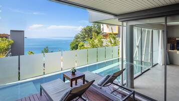 Dúplex, piscina privada, vistas al mar (Villa) | Zona de estar | Televisión LED de 46 pulgadas con canales por satélite, una televisión